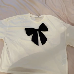 coquette top💗 - vit och svart top med en rosett, perfekt skick, skriv vid frågor💗
