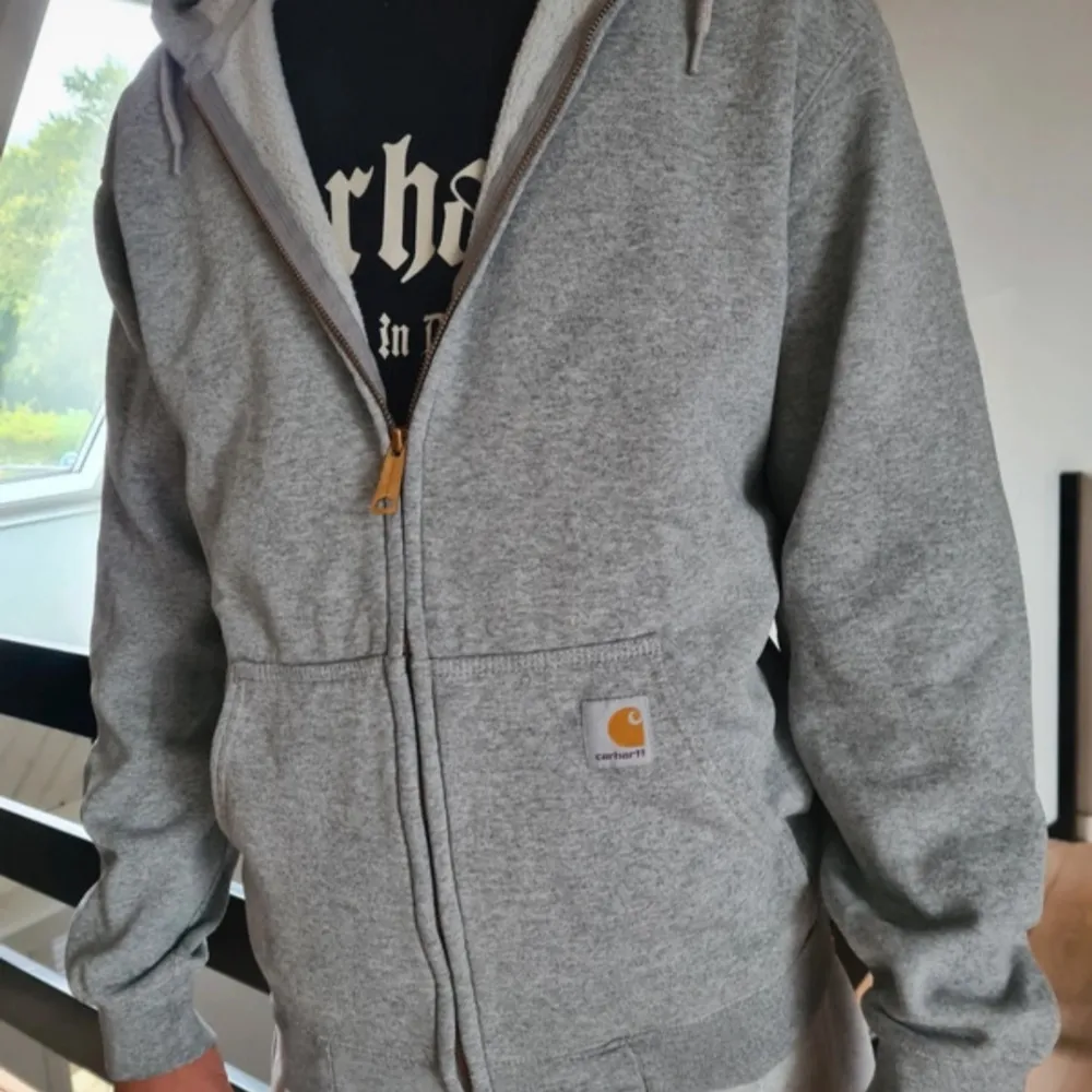 Hoodie från Carhartt som inte längre används. Inga hål eller andra defekter. . Hoodies.