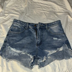 Jeans shorts  - Jätte fina jeans shorts i storlek xs. Säljer för att de är lite tajta i midjan på mig. Skriv vid intresse💘