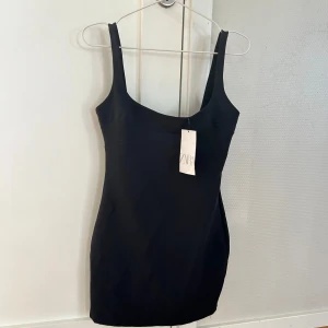 Kostymklänning - Från zara! Aldrig använd, prislapp kvar. Nypris 400kr mitt pris 199! Jätte snygg klänning som verkligen formar kroppen skit snyggt. Den är lite djupare i ryggen dessutom! 🙌🏼🩵