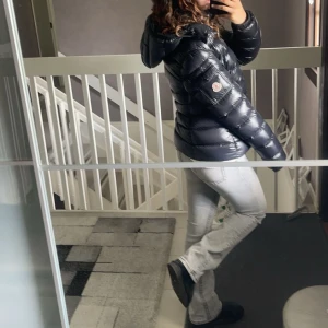 Moncler bady jacka - Säljer min moncler jacka i modellen bady. Skulle säga att den är som en strl S. Inga defekter!!❤️ Perfekt till vintern, gör alla outfits snyggare!! Strl 3. Skriv för fler bilder.❤️