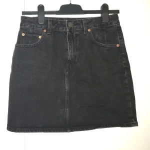 Jeanskjol från Asos, oanvänd - Oanvänd stentvättad svart jeanskjol från Asos, storlek M. Säljs på den inte kommer till användning