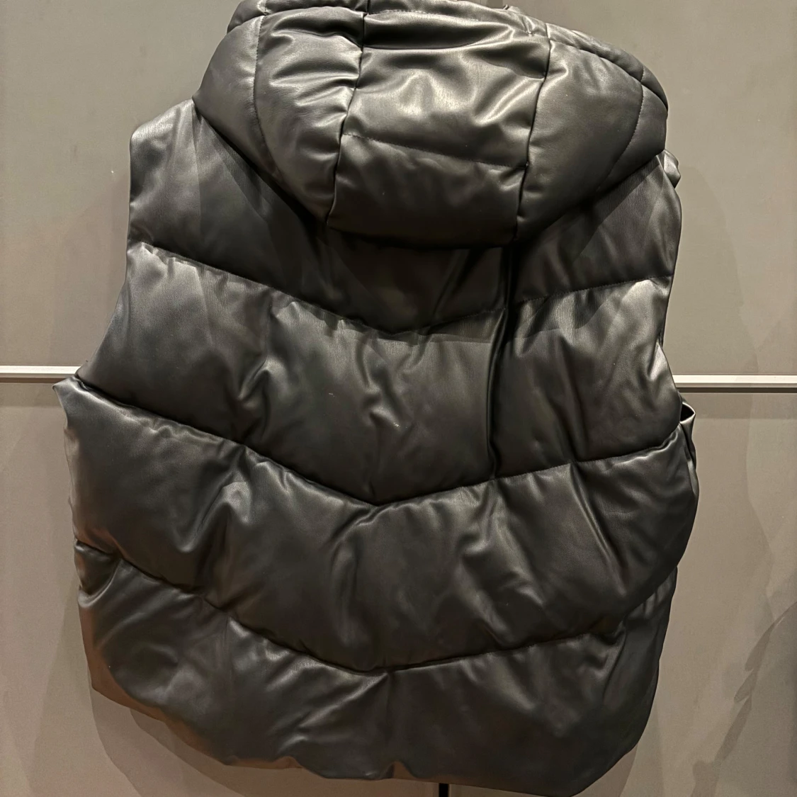 Svart dunväst från Zara (kan gå ner i pris vid snabbaffär) - 91