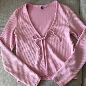 H&M tröja - den är i bra skick, köpte på H&M, Man kan knyta upp snöret 