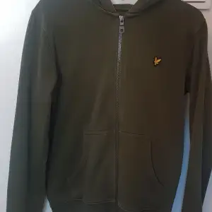 En fin Lyle and scott tröja i bra skick, passar som en S. Mer grön i verkligheten än på bilden.