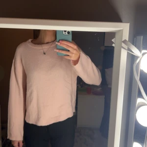 Stickad tröja - Jätte skön stickad tröja som jag använt ca 4 gånger så därav är den som ny!