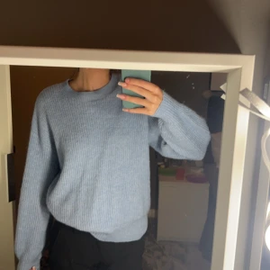 Stickad tröja - Jätte skön och gosig stickad tröja från hm, säljes då den tyvärr inte kommer till användning. Den är i super bra skick!💕