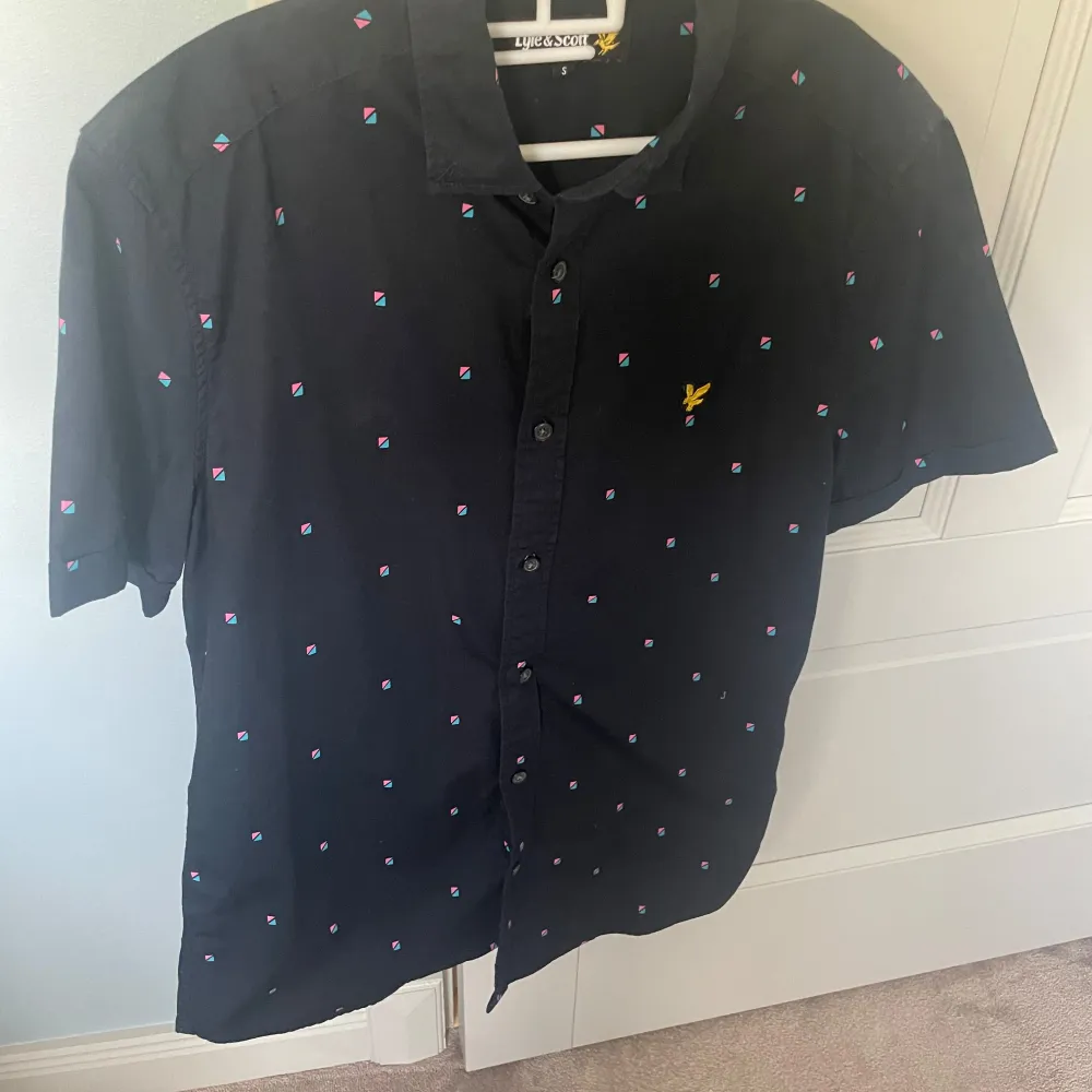 Lyle & scott piké. Bra skick nästa som ny lite smuts som man kan borsta bort, Storlek S och säljs för ett bra pris!😀. Skjortor.