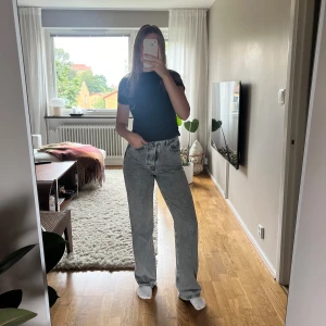 Jeans - Jättefina grå jeans i mjukt material från bikbok. Är storlek 26 i midjan och 32 i benen, har vanligtvis storlek 36/S  Obs frakt ingår ej i priset