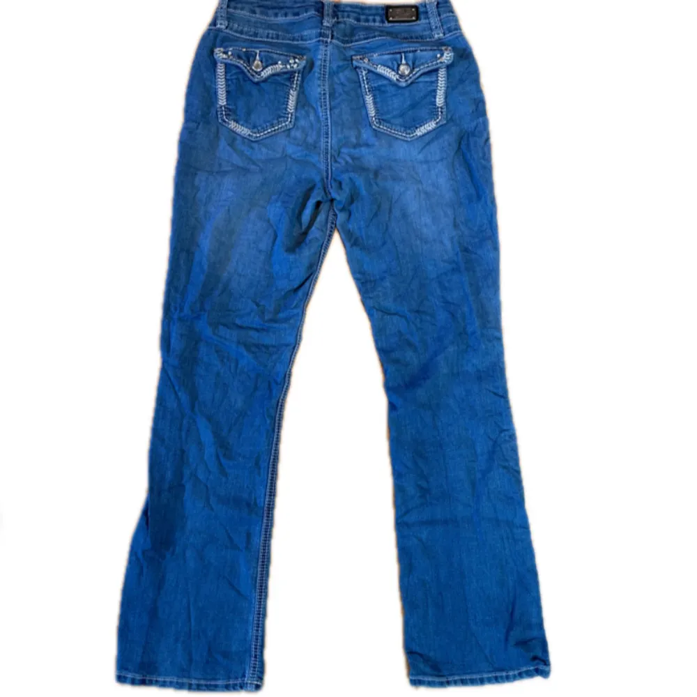 Vintage bootcut Earl Jeans! Dom är stretchiga och måtten är: Midja 38 cm, Längd 104 cm, Tveka inte att skriva vid ytterligare frågor!⭐️. Farkut & Housut.