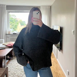 Stickad polotröja  - Väldigt stickad polotröja i mjukt material med slits på vardera sida nertill. Storlek M från Gina  Obs frakt ingår ej i pris 