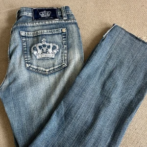 Victoria Beckham jeans  - jätte fina Victoria Beckham jeans, säljer pga alldeles för stora, därav ingen bild på!! midjemåttet, 38cm innerbenslängd, 80cm 💗 hör av dig vid funderingar 