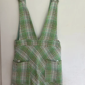 Hängslekjol - Säljer nu ett av mina absoluta favorit plagg då den börjar bli liten på mig. Denna med en stor vit T-shirt eller bara en tubtopp under 😍