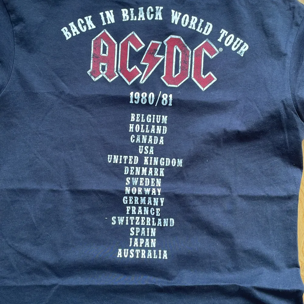 Snygg acdc tröja med text på. T-shirts.