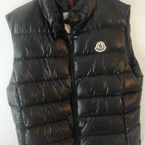 Moncler väst i storlek 4. Det är unisex så passar både tjejer och killar. Den sitter som en storlek S då det är unisex. Den är i bra skick då den är använd ett fåtal gånger! Köparen står för frakt! Kom privat för mer frågor och bilder!