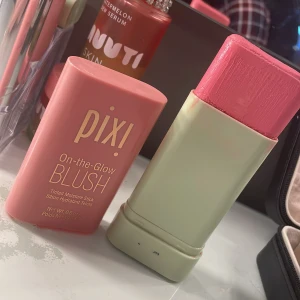 PIXI blush - Har inte använt den här nånting knappt då jag mest använder puder blush så ser inte nån anledning att ha kvar den då💘 Färgen är jätte fin, glowig och lagom pigmenterad! Det är 19 g så den lär aldrig ta slut😅 köptes för 180kr, postar inom 24 timmar!!💘