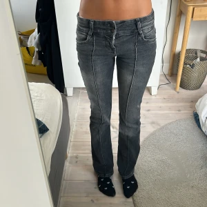 Slutsålda bershka jeans - Nyskick använda ett fåtal gånger och inga slitningar  Pris kan diskuteras 