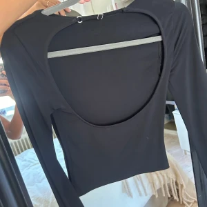 Tajt tröja som är öppen i ryggen - Säljer denna skit snygga tröjan från bikbok som är öppen i ryggen