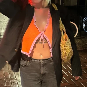 Croptop med knyt - Flerfärgad croptop med knyt och kort ärm (se bild från hemsidan)