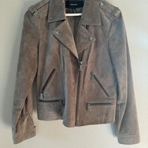 Skinnjacka i mc modell  - Helt oanvänd skinnjacka i mocka, grågrönbeige färg. Superfin! 