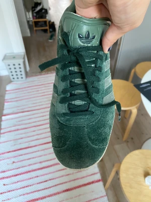 Adidas Gazelle gröna  - Använda men bra skick!  Går definitivt att göra lite renare (det gör jag)  
