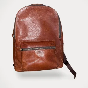 Saddler väska - Ryggsäck från Saddler, modell Afonso.  Storlek: One size Material: Läder Nypris: 1999 SEK Repor.