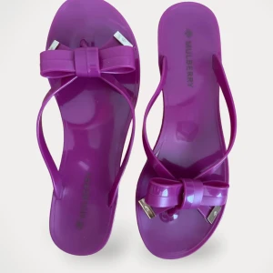 Mulberry sandaler - Flip-flops från Mulberry, modell Bow Jelly Hot Fuchsia.  Storlek: 39 Material: Rubber Använd, men utan anmärkning.