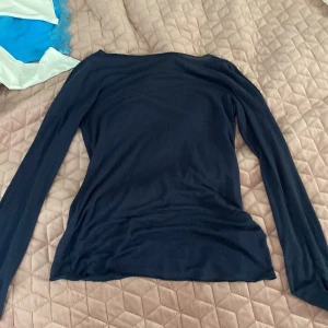 mörkblå intimissmi tröja - Mörkblå intimissmi tröja  Ganska sliten med några små hål
