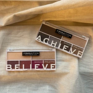 Ögonskuggspalletter  - 2 stycken ögonskuggspalletter. Den röda är lite andvänd i två av färgerna. Den mörkare är oanvänd. Båda i bra skick.