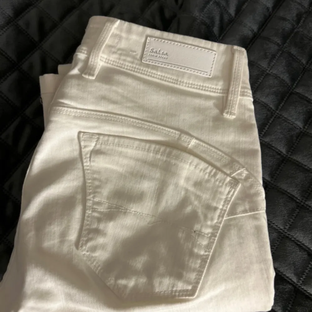 Jag säljer dessa superfina jeans som tyvärr har blivit försmå för mig. Dem är knappt använda och i jättebra skick! Nypriset är 1000kr och därför säljs de för 500kr!!. Jeans & Byxor.