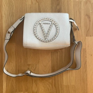 Valentino väska  - Säljer nu mammas Valentino crossbodybag i väldigt fint skick som inte säljs längre! Inga defekter.  Använd bara ett par gånger, hon fick de som present men den passade inte hennes stil. Priset är ej hugget i sten!! 