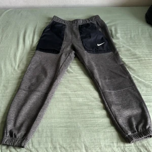 Begagnad Nike therma dri fit pants - Small fit