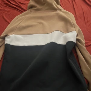 Boss hoodie  - Hoodie i bra skick, storlek M