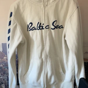 Baltic sea off white hoodie - Den e använd ganska mycket men inte synligt dock så är snöret till kragen borta  Köpte den på en resa till Gotland för några år sen o nu är den för liten för mig.