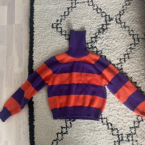 Stickad tröja - Aldrig använt superfin stickad tröja, nu inför hösten är den perfekt❤️