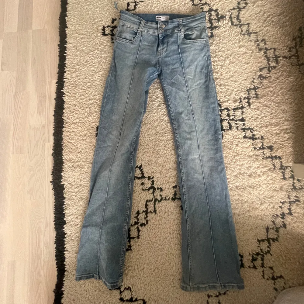 Bershka jeans, jätte trendiga💞 säljer för att de är för stora för mig men inga defekter 💞. Jeans & Byxor.