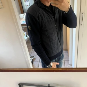 Belstaff cardigan - En riktigt fet belstaff vardigan som e perfekt nu inför hösten. Nypris ligger på ca 3000. Storlek S. Skick: 8/10 med tanke på att två st små hål under höger armen har sytts, men är ej synliga. Lappen vida nacken har även gått av men påverkar ej skicket. Hör av er för frågor!