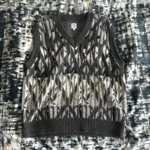 Polar skate co vest - Tjena säljer denna coola väst från Polar skate co Västen är i nyskick Kommer med etiketten och klistermärket Storlek 2 / L Vid frågor eller intresse skriv  