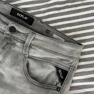Replay anbass - Ett par sjukt snygga, äkta replay jeans till ett sjukt bra pris.💯 Nypris 1800! Nästan aldrig använda!