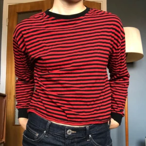 Randig tröja - Fin svart röd randig tröja i mysigt mjukt tyg💖