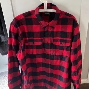 Flanellskjorta  - Rutig flanellskjorta i nyskick 