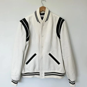 Saint Laurent Teddy Jacka - Inköpt för cirka 3 år sedan. Använd fåtal gånger. Fläckfri, rökfri. Storleken är 54. Passar perfekt på mig som är 180. Pris är diskuterbart Säljes då jag rensar ut min garderob.  OBS! Dessa jättesmå "tussar" tas bort med maskin innan den skickas!