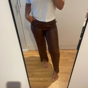 Bruna skinnbyxor  - Säljer dessa bruna skinnbyxor. De är några år gamla men har inte kommit till användning så kanske använda 3 gånger, så de är i väldigt bra skick💕