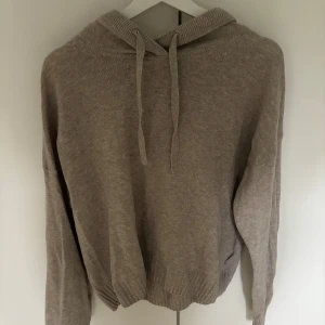 Tröja med luva  - Köpt på Zalando (märke GAP). Använd fåtal gånger. Hittar inte nypris då jag köpte den för 1,5 år sedan💕
