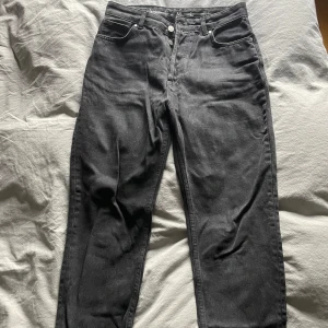 Jeans  - Superfina baggy/straight jeans från never denim. Midwaist/highwaist 🎀