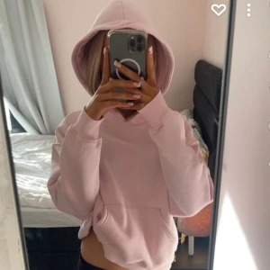 Ljusrosa hoodie från Gina Tricot - Säljer en supermysig ljusrosa hoodie från Gina Tricot. Den är i storlek XS och kommer från deras 'basically basics' kollektion. Hoodien har en klassisk design med en stor ficka fram och en skön huva. använd men i fin skick. Säljs för 200kr.
