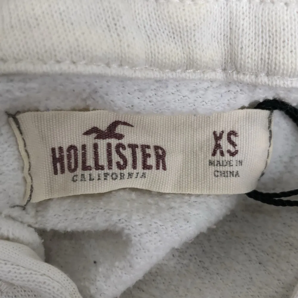 Söt zip up ifrån Hollister, fint skick inga defekter!. Tröjor & Koftor.