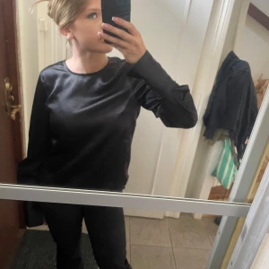 Blus Nakd - Säljer denna eleganta blusen från nakd då den aldrig kommer till användning. Den är lite stor i storleken och skulle passa någon som har 34/36. 