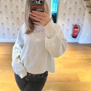 Krämvit tröja - En supersöt krämvit tröja🤍 Storlek M men sitter mer som S/XS🤍