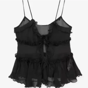 Zara topp - Säljer min eftertraktade topp från zara som inte är använd många gånger. Jag säljer för den aldrig kommer till någon användning och bara hänger i min garderob. Den har en liten defekt på snöret, men så var det när jag köpte den av en annan tjej här på Plick med. Jag tycker inte att det har blivit värre och inget som har stört mig. Skriv privat vid frågor eller intresse💞priset går att diskutera så kom med prisförslag  